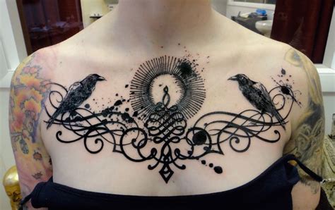 Tatouage buste femme